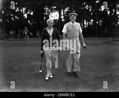 Damen gegen Herren im New Zealand Golf Club . Frau Diana Fishwick und Herr Douglas Fish . 1936 Stockfoto