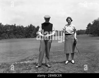 Damen gegen Herren im New Zealand Golf Club . Frau R T Peel und Herr T H Torrance . 1939 Stockfoto