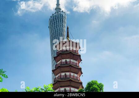 Guangzhou, China. 23. Juni 2016. Der Canton Turm und die Chigang Pagode erheben sich über einen kleinen Park im Haizhu Bezirk von Guangzhou china auf einem sonnigen BL Stockfoto