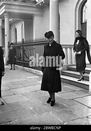 Die Herzogin von Kent verlässt ihr Haus auf dem Belgrave Square (um die Kinderstation im Hornsey Central Hospital zu eröffnen). Stockfoto