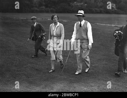 Männer gegen Frauen Golf im New Zealand Club, Byfleet Miss Molly Gourlay und Mr Dale Bourn 1931 Stockfoto