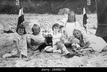 Die Töchter des ehemaligen Kronprinzen von Deutschland. Fotografiert am Meer mit ihren Cousins, die Kinder des ehemaligen Großherzogs Friedrich Franz IV. Von Mecelensburg Schweirn. Mai 1927 Stockfoto