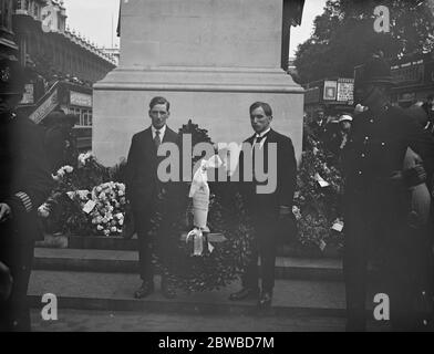 V C in Cenotaph Zeremonie . Es gab eine bemerkenswerte Zeremonie im Cenotaph, wenn ein Kranz in Position von einem VC ' s Sohn im Namen der Stadt Leeds Gas Department gelegt wurde, die Mitglieder von denen waren auf einem Besuch in London. Von links nach rechts; LT Edwards , V C und Pte Butler , V C . Kranz auf Kenotaph aufsetzen 21. Juni 1924 Stockfoto