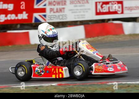 Ein junger Alexander Albon fährt 2006 mit seinem Honda Cadet Kart im Buckmore Park. Stockfoto