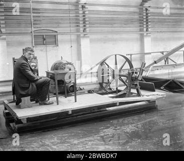 Forschungsarbeiten am National Physical Laboratory, Teddington, um die Pitching-Bewegung von Schiffen auf See zu verringern. Die leistungsstarke Maschine zur Erzeugung der Wellen. Stockfoto