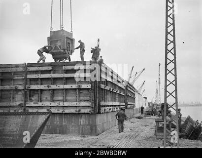 Die Arbeiten gehen rasch auf dem Graviersteg der Southern Railways vor. Die größte der Welt zu sein. Ein neuer Kai wird gebaut, der die Bucht an der Stelle durchschneidet, wo canute so schamlos gescheitert ist, um das Meer am 6. Oktober 1931 zurückzuhalten Stockfoto