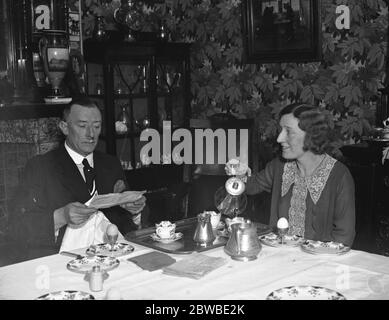 Parlamentswahlen . Ratsherr Arthur L Bateman, MP (konservative North Camberwell) und seine Tochter, Miss Bateman. 15. Oktober 1931 Stockfoto