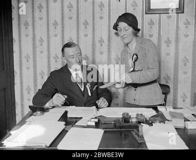 Parlamentswahlen . Ratsherr Arthur L Bateman, MP (konservative North Camberwell) und seine Tochter, Miss Bateman. 15. Oktober 1931 Stockfoto