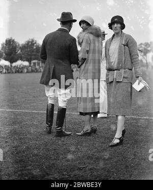 Damen berittene Sport bei Ranelagh . Lady Blanche Douglas (rechts). 1925 Stockfoto