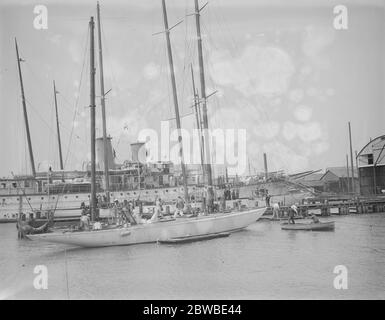 Bei Camper und Nicholson ' s Yard E R Harold, S Vanderbilt und Frau Venderbilt und die ehemalige ' s Rennyacht ' Vim ' 5 Juni 1939 Stockfoto