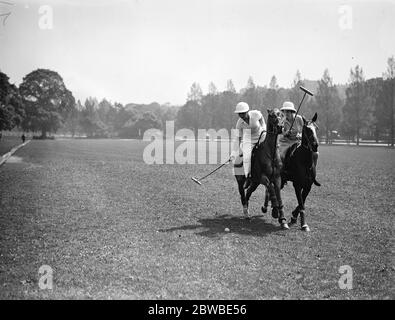 Der Southdown Ladies Polo Club. Im Spiel auf dem Royal Artillery Ground im Preston Park, Brighton, Sussex. 1933 Stockfoto