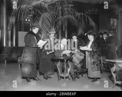 Alte Varieté-Stars Proben im Palladium für ihre weihnachtszeit dort Marguerite Cornille , F;orrie Robina , Sable Fern und Louie Freear 19 Dezember 1922 Stockfoto