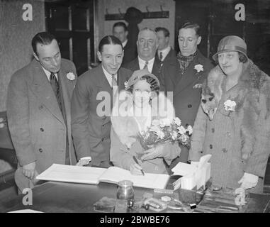 Hochzeit von Charles Smirks und Frau Girvan Barker in Epsom Register Büro Braut und Bräutigam kam und verließ getrennt 13. August 1938 Stockfoto