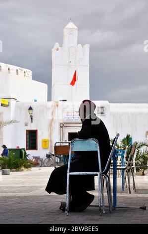 Kleiner Platz in Kairouan, Tunesien, wo ein einheimischer Mann in einem Café sitzt. Stockfoto