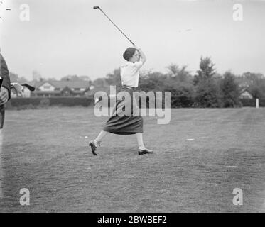 Ladies Golf in Walton Heath - Lords versus Commons . Countess Rocksavage ( Lords ) fährt am 25. Mai 1922 Stockfoto