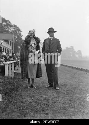 Ranelagh Bauernhof Polo Club . Flamingo gegen Etceteras Frau Geoffrey Unwin und Herr Ernest Turner 4. Juni 1932 Stockfoto