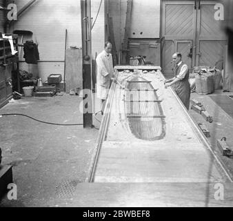 Forschungsarbeiten am National Physical Laboratory, Teddington, um die Pitching-Bewegung von Schiffen auf See zu verringern. Das Modell durch Wasser aus der Form schweben. Stockfoto