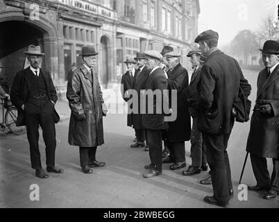 The Royal Leamington Spa, Warwickshire, England Herr Nicholls , der liberale Kandidat für das Royal Leamington Spa, Und Warwick durch Wahlen Gespräch mit Arbeitslosen in Royal Leamington Spa zum Thema Arbeitslosigkeit außerhalb des Rathauses in Leamington 8 November 1923 die Parlamentswahlen 1923 im Vereinigten Königreich fand am Donnerstag, den 6. Dezember 1923. Die Konservativen, angeführt von Stanley Baldwin, gewannen die meisten Sitze, aber Labour, angeführt von Ramsay MacDonald, und H. H. Asquiths wiedervereinte Liberale Partei, erlangten genug Sitze, um ein hänges parlament zu produzieren. Es war die letzte britische Parlamentswahl, bei der eine dritte Partei (t Stockfoto