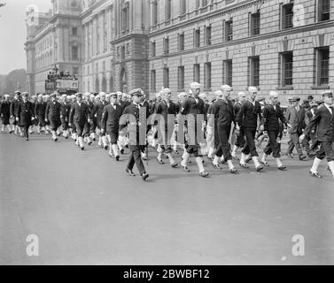 Gedenkfeier für die Opfer der Luftschifffahrt R 38 in Westminster Abbey. Männer aus dem U S Schlachtschiff Utah Ankunft 7 September 1921 Stockfoto