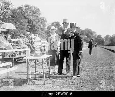 Polo im Hurlingham Club, London - Finale des Whitney Cup Argentinien gegen Quidnuncs von links nach rechts Oberst Mullinerund seine Tochter, Frau Gandar Dower 28. Mai 1922 Stockfoto