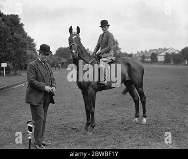 Auf der Ranelagh Pferd und Polo Pony Show . Captain Hance mit seiner Tochter, Miss Jackie Hance. 1931 9. Juni 1931 Stockfoto