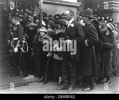 Hochzeit die Hochzeit fand am Samstag zwischen Miss Audrey James (jüngere Tochter von Miss Brinton und dem verstorbenen Herrn Williams James, von West Dean Park) und Kapitän Dudley Coates in Brompton Oratory. Sie kann Sir Victor Mackenzie der beste Mann 25 März 1922 gesehen werden Stockfoto