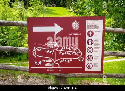 Schild mit Bergrouten und touristischen Informationen in der Arte Natura Route - Arte Sella - der Park mit vielen Kunstwerken - Borgo Valsugna -Italien Stockfoto