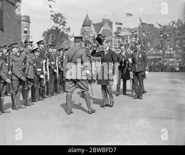 Prince of Wales in Kennington. Prince of Wales inspiziert die Ehrenwache ( 4. Surrey Territorial Regiment ) . Stockfoto