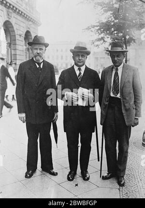 Der amerikanische Arbeitsminister in Berlin. Von links nach rechts: Der ehemalige deutsche Minister Wissel, Herr James C Bavies, der amerikanische Arbeitsminister, und der Herausgeber von Vorwartz. Sein Name ist Stampfer. Bis 21. August 1923 Stockfoto
