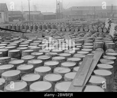 5 , 000 Fässer Sirup in Surrey Docks gehalten Es wird behauptet, dass 5 , 000 Fässer mit Goldsirup, die vor 2 Jahren angekommen sind noch nicht bewegt 21 April 1920 Stockfoto