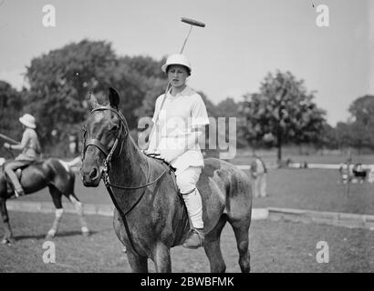 Der Southdown Ladies Polo Club auf dem Royal Artillery Ground im Preston Park, Brighton, Sussex. Miss D'Arcy Defries 1933 Stockfoto