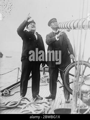 Sir Thomas Lipton auf dem Shamrock . Sir Thomas Lipton inspizierte seine Yacht Shamrock auf City Island, New York, und kündigte an, dass er 1925 erneut für den America 's Cup herausfordern würde. Sir Thomas Lipton spricht über die Möglichkeiten des Shamrock mit Capt W Manning. Bis 30. August 1923 Stockfoto