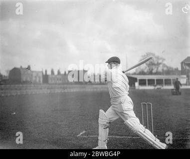 Südafrikanische Cricketspieler üben im Oval , London Mick Commaille makinga Square cut 26 April 1924 Stockfoto