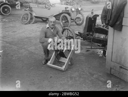 Das Great Light Car Derby in Brooklands EIN Andre Lombard (Sieger des Grand prix des Fahrrads) Fahrer des Saemson (Französisch) Rennwagens 21 Oktober 1921 Stockfoto