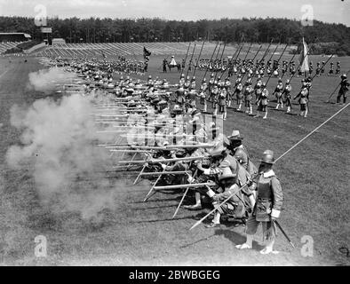 Soldaten Proben für die Aldershot Tattoo. Historische Kostüme und Schusswaffen auf dem Display. 1937 Stockfoto