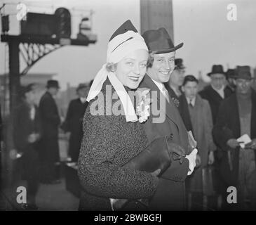 In Waterloo bei der Ankunft aus New York Miss Evelyn Laye und ihr Mann, Herr Frank Lawton 1. März 1937 Stockfoto