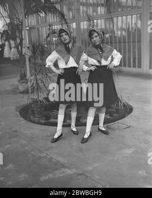 Gesellschaft Kindergartenparty in Royal Botanic Gardens Miss Shelagh Morrison Bell und Mdlle Livia Paravicini in einer irischen jig 22 Juni 1922 Stockfoto