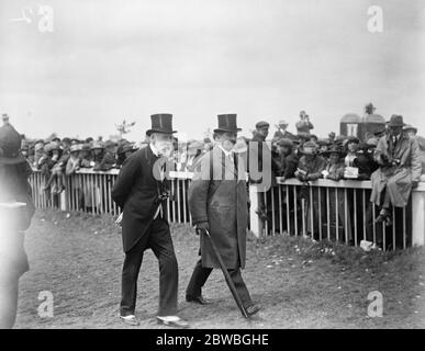 Gesellschaft in Epsom am Oaks Tag . Der Earl of Fitzwilliam (rechts). Juni 1923 Stockfoto