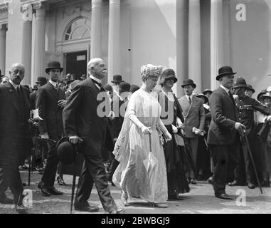 König und Königin von Italien in der Ausstellung British Empire in Wembley . Die königliche Partei verlässt das kanadische Gebäude. 28 Mai 1924 Stockfoto