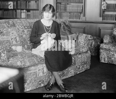 Frau Ian Bullough (Miss Lily Elsie) in ihrem neuen Zuhause, Drury Lane Farm, Gloucestershire. Genießen Sie die Jumperitis am 5. Januar 1921 Stockfoto