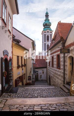 Roten Ziegeldächern und Türme der Altstadt von Cesky Crumlov, Tschechische Republik Stockfoto