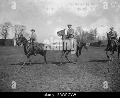 Argentine Polo Training in Neasden von links nach rechts Mr Nelson , ( Nr. 2 ) , J R Meilen ( Nr. 1 ) und D VB Meilen 17 April 1922 Stockfoto