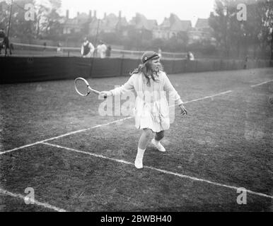 Middlesex Lawn Tennis Championship im Chiswick Park Miss Betty Nutwall im Finale der Mädcheneinzel gegen Miss S Hartley 2. Juni 1923 Stockfoto