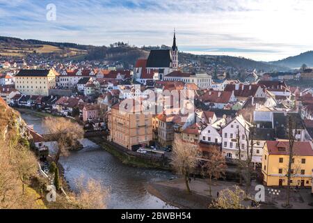 [Cesky Crumlov, Tschechische Republik - Jan 2020] Rote Ziegeldächer und Türme der Altstadt von Cesky Crumlov, Tschechische Republik Stockfoto