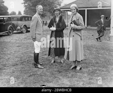 Ranelagh Bauernhof Polo Club . Royal Navy gegen Royal Airforce für den "Duke of York' s Challenge Cup" Commander W A C Binnie , ( Royal Navy ) , Frau Yates und Miss Warren 5 Juli 1932 Stockfoto