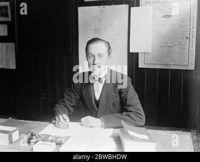 Herzog von Portlands Sohn und Erbe zum politischen Feld Lord Titchfield Standing als konservativer Kandidat für Newark Lord Titchfield der Herzog von Portlands Sohn und Erbe, der 1915 heiratete der Hon Ivy Gordon Lennox steht als konservativer Kandidat für Newark bei den Parlamentswahlen 24 Oktober 1922 Stockfoto