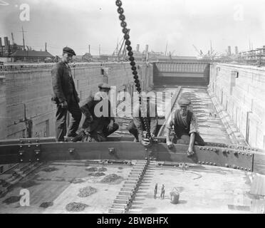 Die PLA £ 3 , 000 , 000 Dock Verbesserung Regelung in Tilbury die Trockendocks, die das größte Schiff über Wasser unterbringen wird Stockfoto