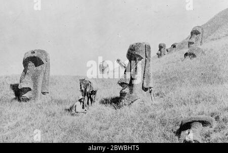 Zwei Statuen von monolithischen menschlichen Figuren aus Stein auf der Insel der Osterinsel in Rano Raraku geschnitzt 17 November 1922 Stockfoto