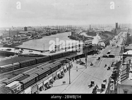 Melbourne: The Yarra mit Flinders Street 30 April 1920 Stockfoto