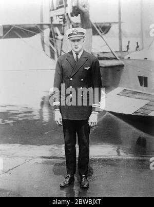 Ein neuer Flugrekord wurde in Port Washington, Long Island, U S A von Leutnant D Rittenhouse. Mit einem Curtiss Navy Seaplane, Leutnant Rittenhouse durchschnittlich 227 1 / 2 Meilen pro Stunde während 30 Minuten Flug 28 September 1924 Stockfoto